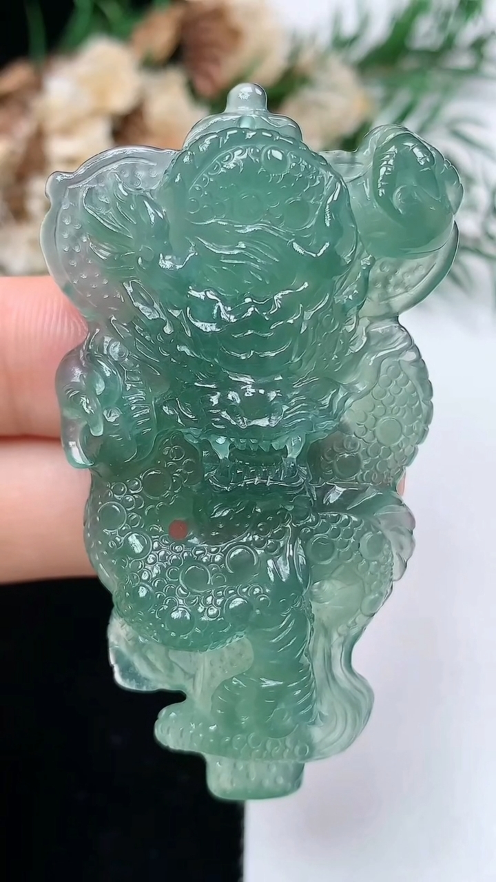 天然A货翡翠蓝水龙牌吊坠，尺寸57.5-33.3-8.3，重量:19.29g
3月31日