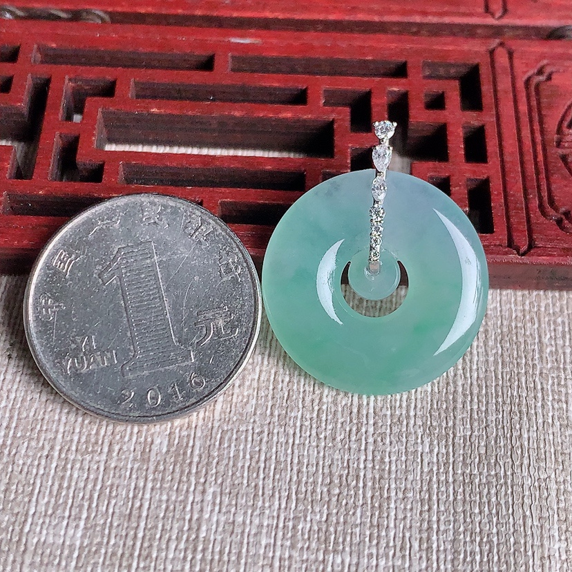 天然A货翡翠18K金伴钻镶嵌甜绿子母平安扣吊坠 
尺寸29-24-3.8mm 重量4.86g 0329