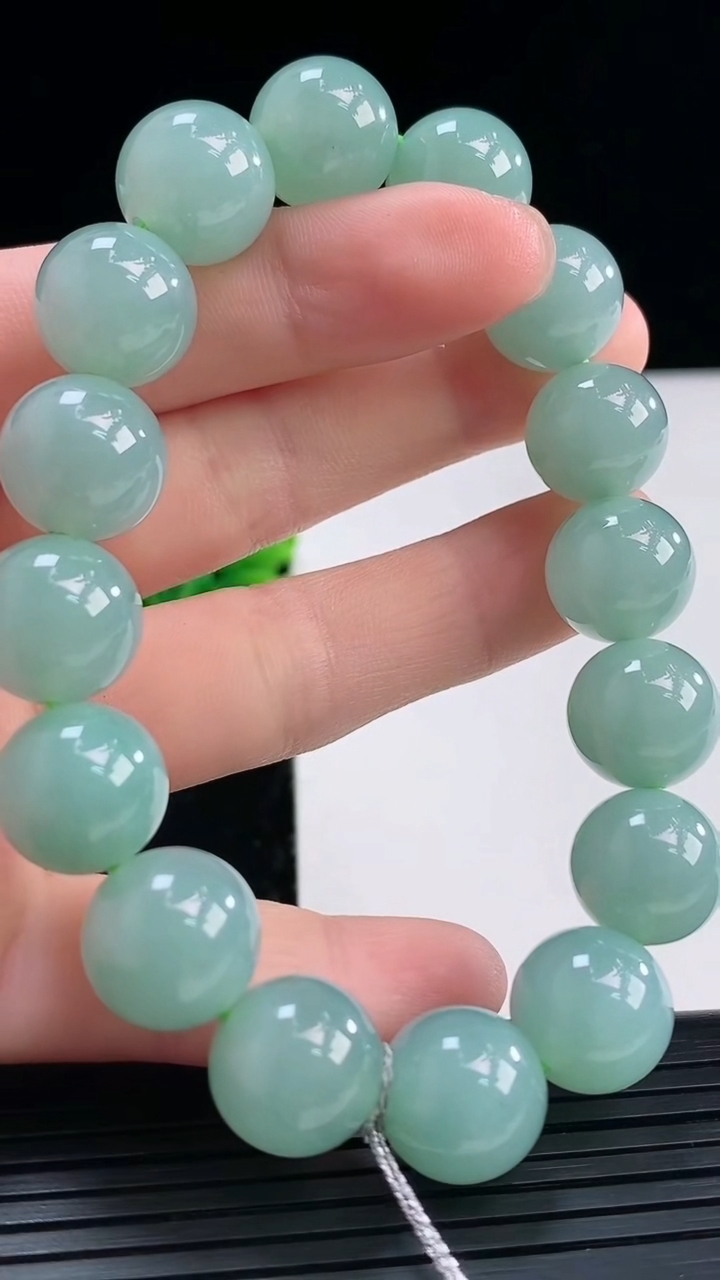 天然A货翡翠圆珠手串尺寸12.2-16颗重量:52.73g3月31日
工厂直销收藏佳品,种好水足，色泽均匀，有种有色，上手高大气！