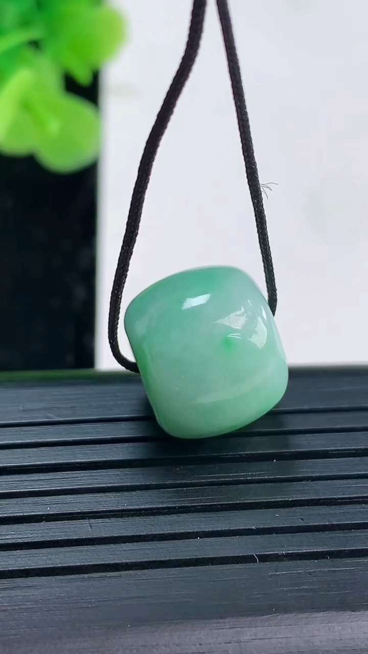 天然A货翡翠路路通吊坠尺寸14.3-11.8重量:5.34g
3月31日