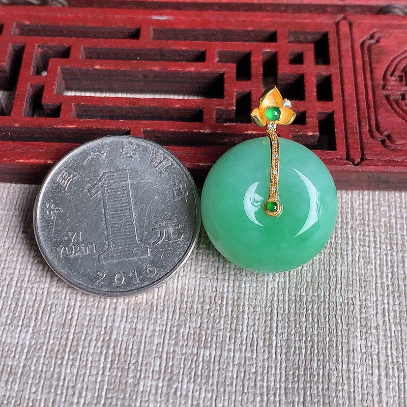 天然A货翡翠18K金镶嵌飘绿平安扣吊坠 
尺寸27-20-12.3mm 重量10.65g 0329