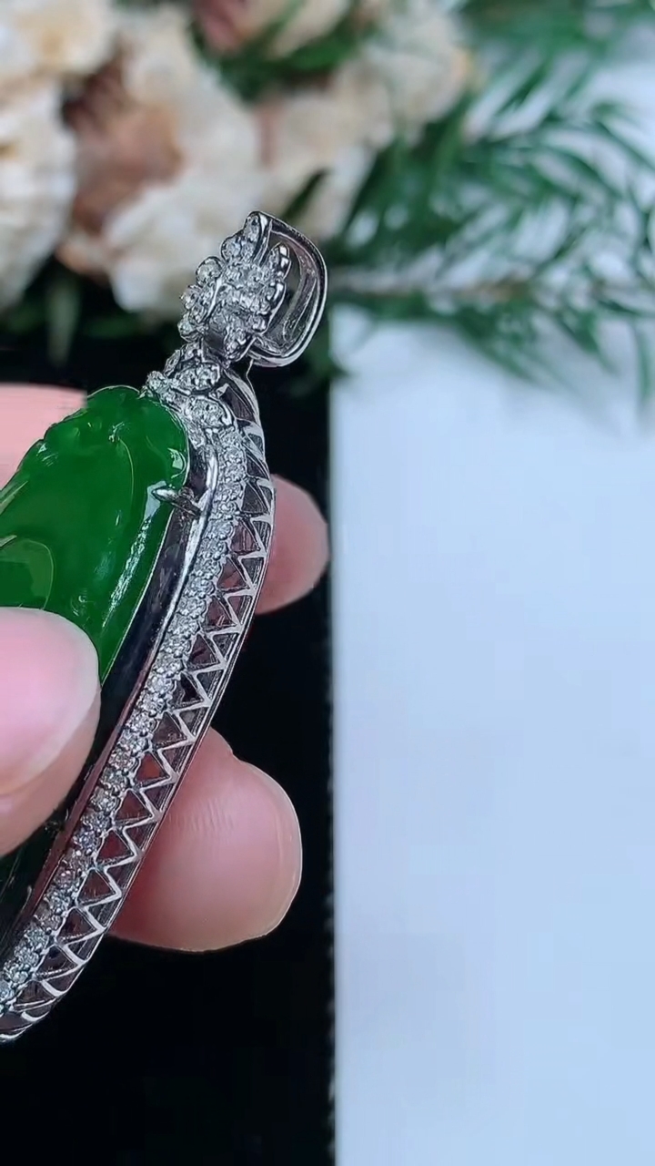 天然A货翡翠如意吊坠，尺寸47.9-23.6-10，裸石34-21，重量:10.00g
3月31日