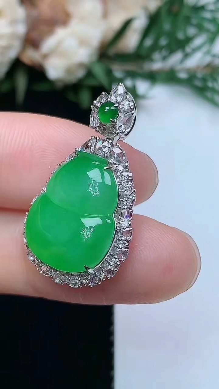 天然A货翡翠葫芦吊坠，尺寸27.5-16.3-8，裸石15.4-12.8，重量:4.26g
3月31日