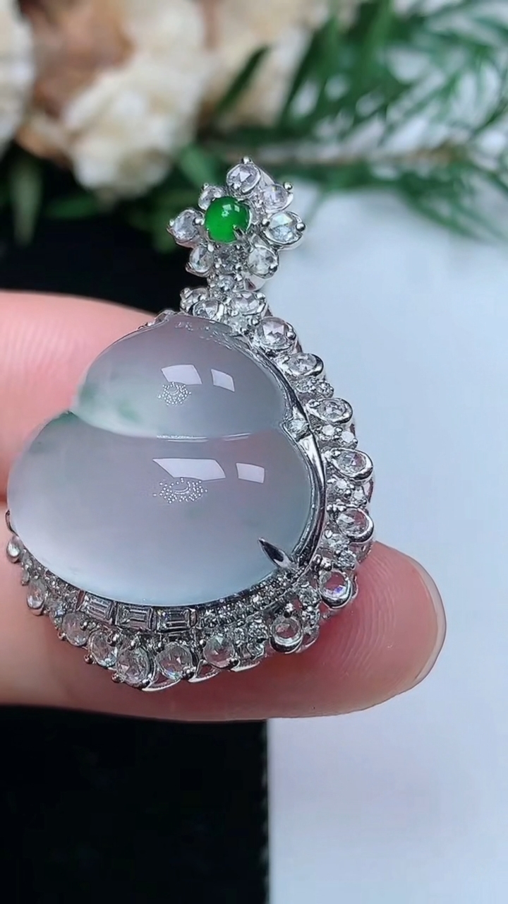 天然A货翡翠飘花葫芦吊坠，尺寸33.3-23.6-12.5，裸石17.3-19
3月31日