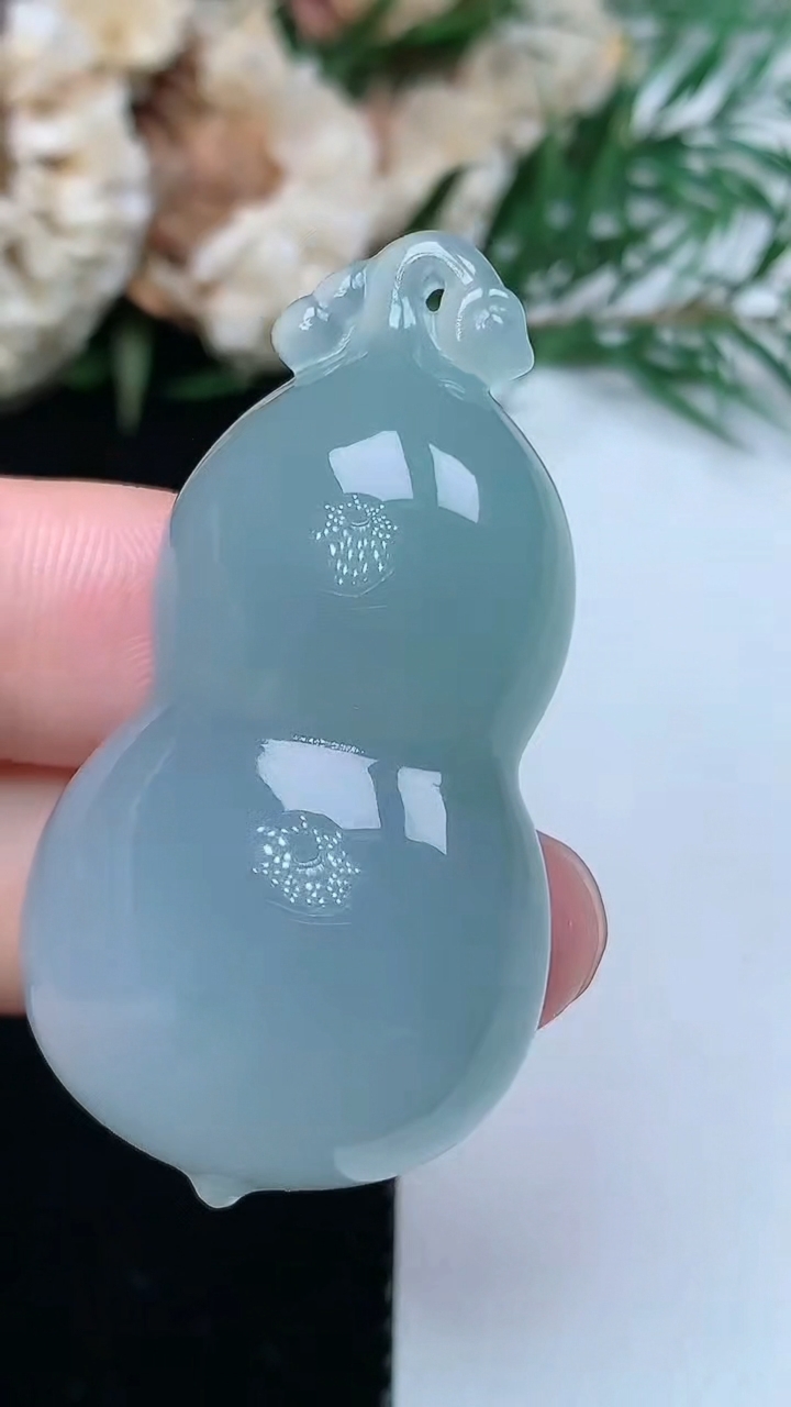 天然A货翡翠葫芦吊坠，尺寸44.9-24.4-12，重量:22.12g
3月31日