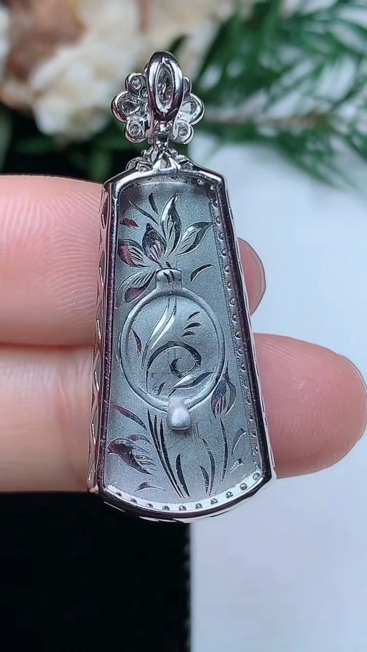 天然A货翡翠无事牌吊坠，尺寸35.3-14-6.8，裸石24.2-11，重量:4.36g
3月31日