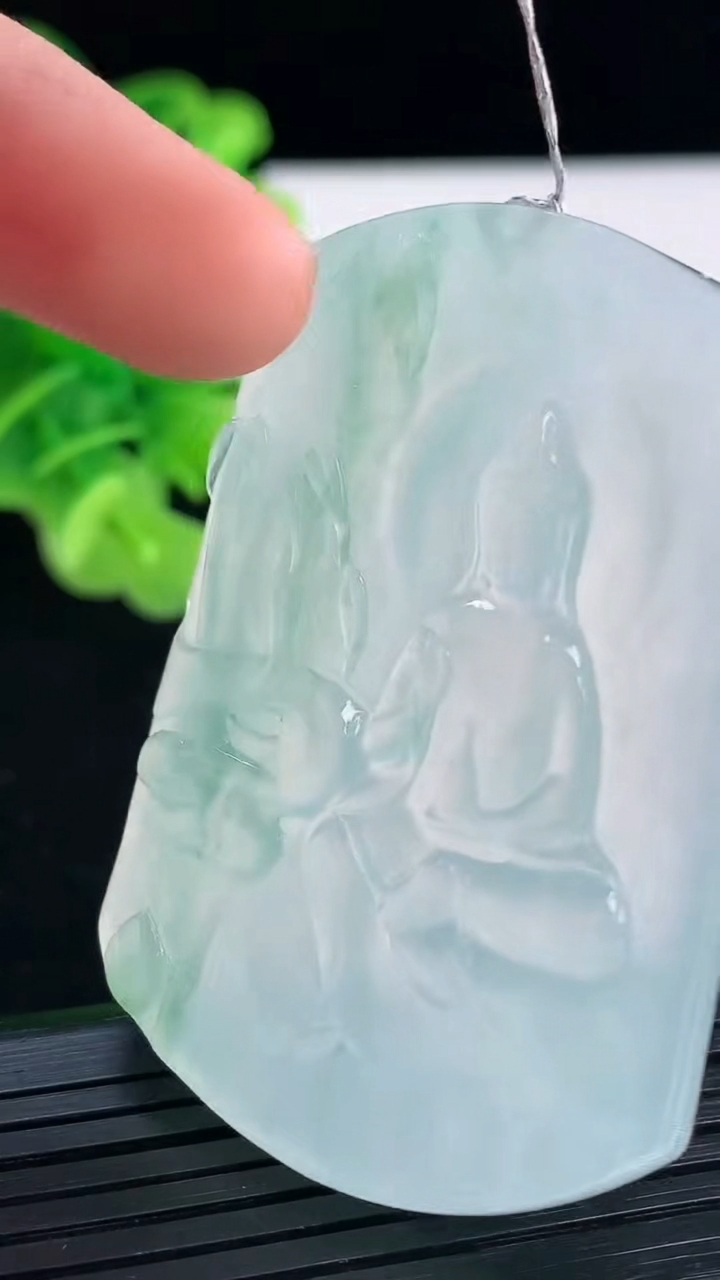 天然A货翡翠种飘花观音菩萨吊坠尺寸54.5-39.9-4.9重量:30.07g
3月31日