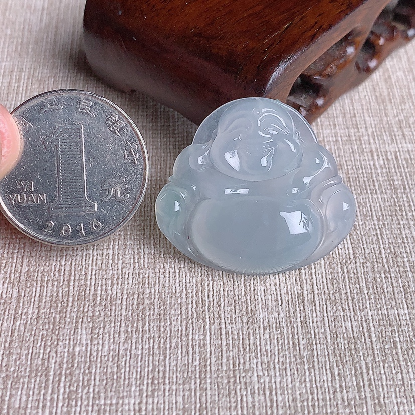 天然A货翡翠白月光佛公吊坠 
尺寸28.4-32-5.8mm 重量8.36g 0329