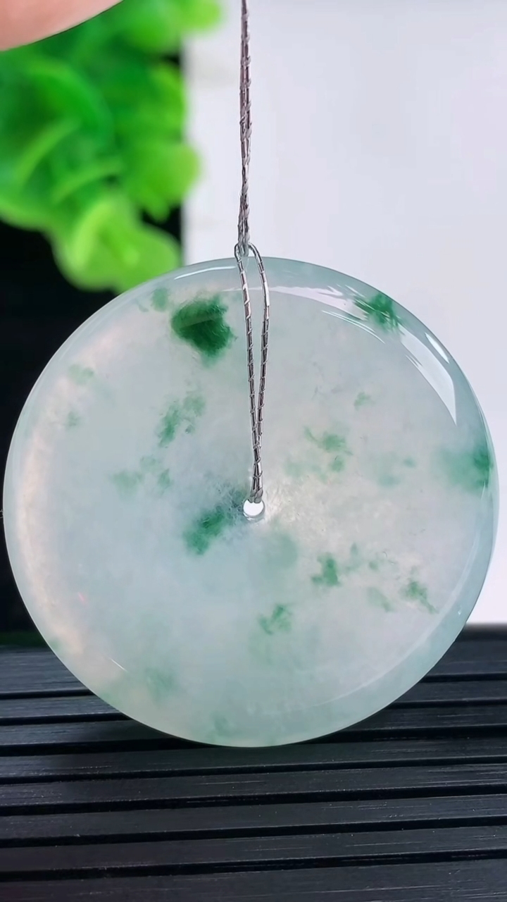 天然A货翡翠种飘花平安扣吊坠尺寸36.1-5.6重量:16.30g
3月31日