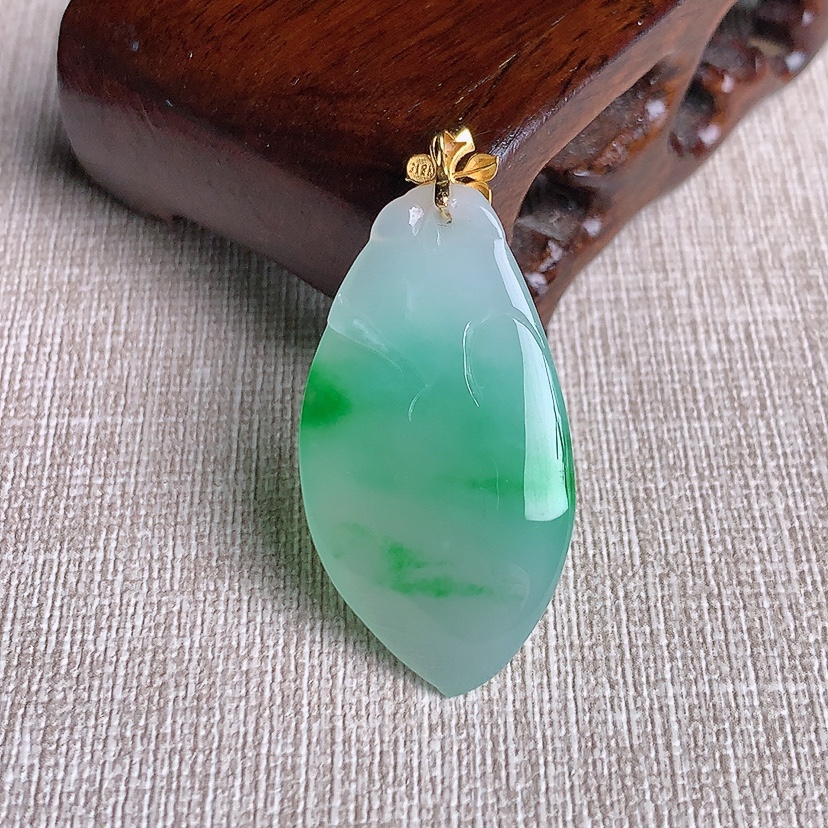 天然A货翡翠18K金镶嵌飘阳绿福瓜吊坠 
尺寸40-34.6-18.5-6.5mm 重量6.96g 