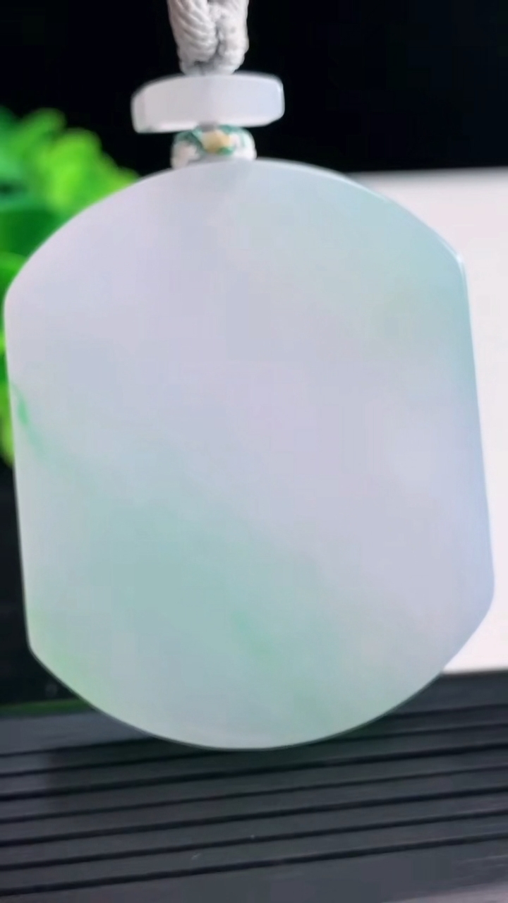 天然A货翡翠无事牌吊坠尺寸53.3-43.1-6.5重量:49.20g
3月31日