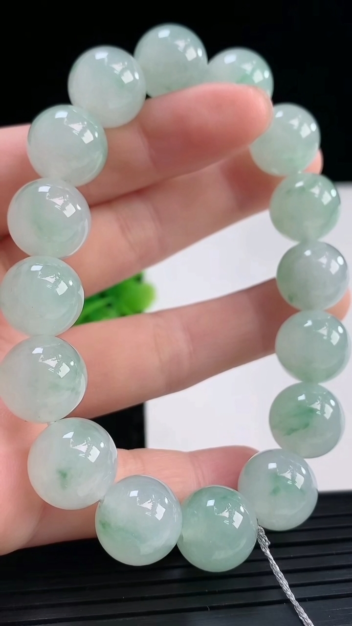 天然A货翡翠飘花圆珠手串尺寸12.6-16颗重量:53.98g3月31日
工厂直销收藏佳品,种好水足