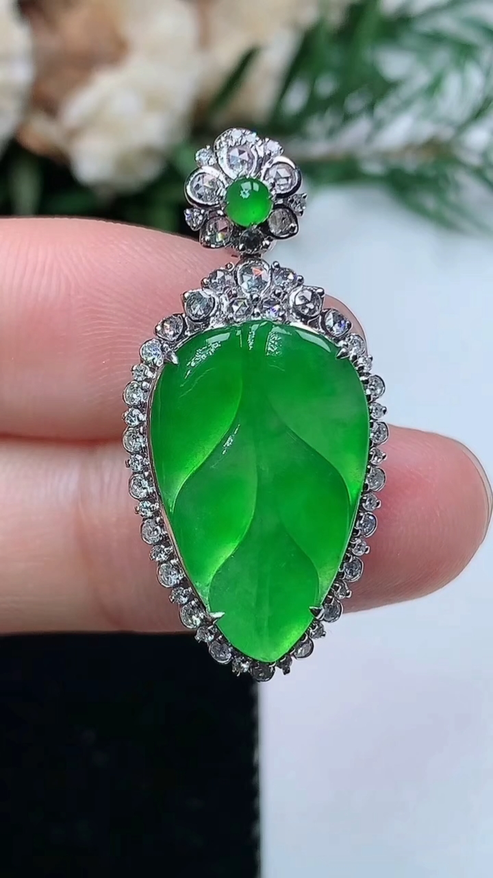 天然A货翡翠金枝玉叶 叶子吊坠，尺寸31.5-15.3-8.7，裸石18.8-12，重量:4.13g