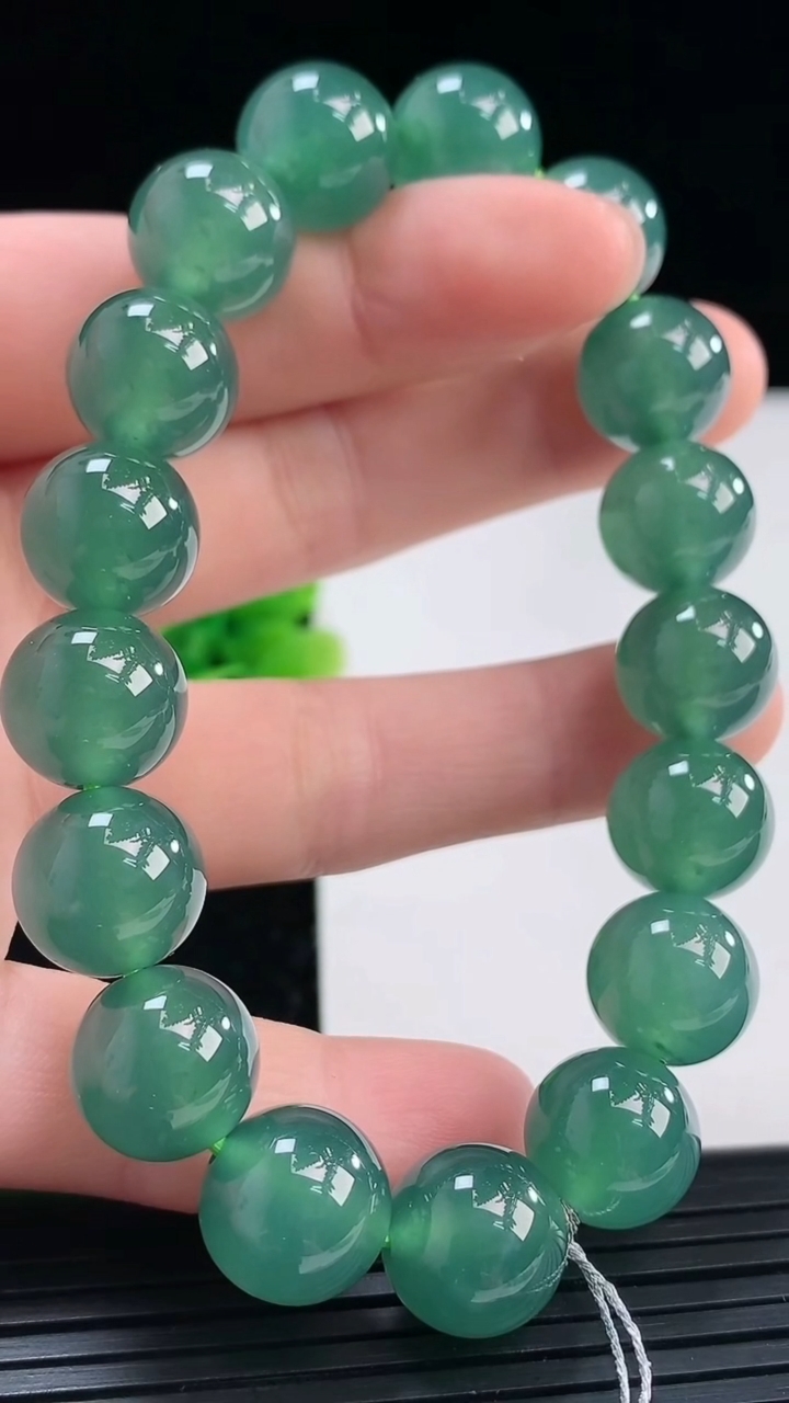 天然A货翡翠圆珠手串尺寸11.6-17颗重量:48.11g3月31日
工厂直销收藏佳品,种好水足，色