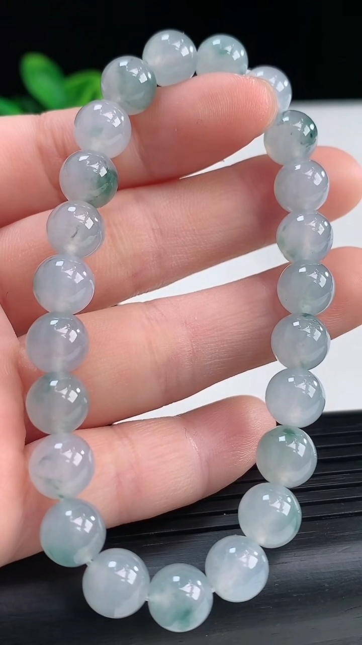 天然A货翡翠种飘花圆珠手串尺寸8-23颗重量:20.64g3月31日
工厂直销收藏佳品,种好水足，色泽均匀，有种有色，上手高大气！