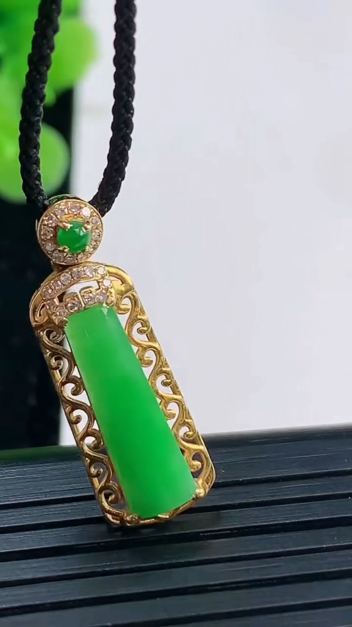 天然A货翡翠无事牌吊坠尺寸26.5-8.8-4.4重量:1.67g
3月31日