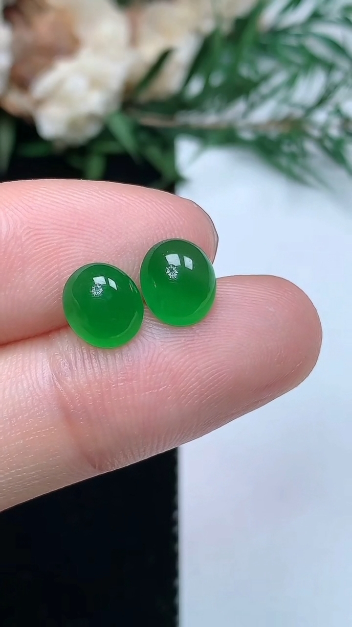 天然A货翡翠蛋面镶嵌件一对，尺寸7.4-6.7-3.8，重量:0.67g
3月31日