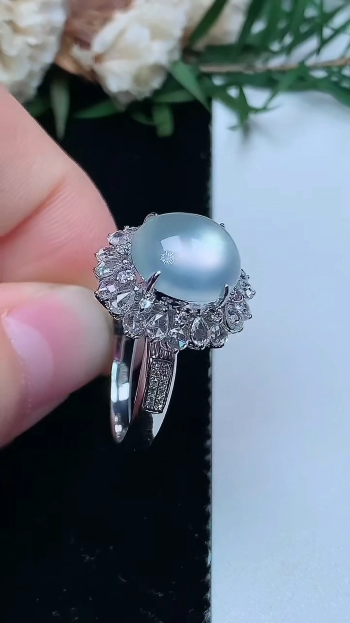 天然A货翡翠白冰蛋面戒指，尺寸17.4-10.6-10，重量:4.83g2026年3月31日
工厂直销收藏佳品,种好水足，色泽均匀，有种有色，上手高大气！