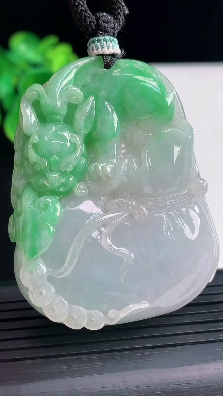 天然A货翡翠貔貅 钱袋吊坠尺寸55.7-44.2-15.7重量:64.57g
3月31日