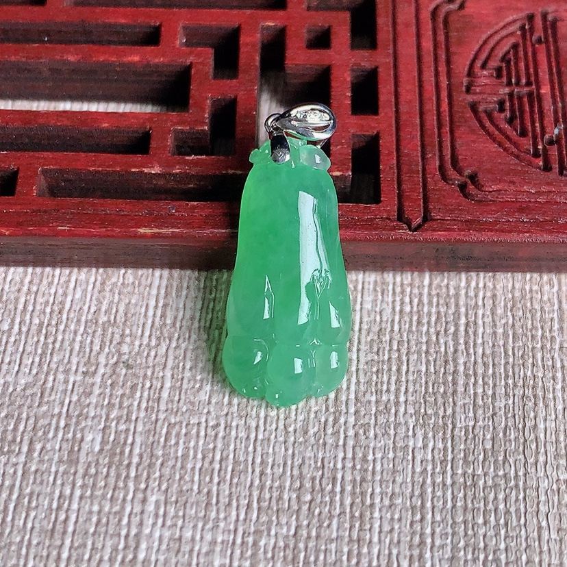 天然A货翡翠18K金扣头甜绿佛手瓜吊坠 
尺寸23-10.8-4.8mm 重量2.26g 0329