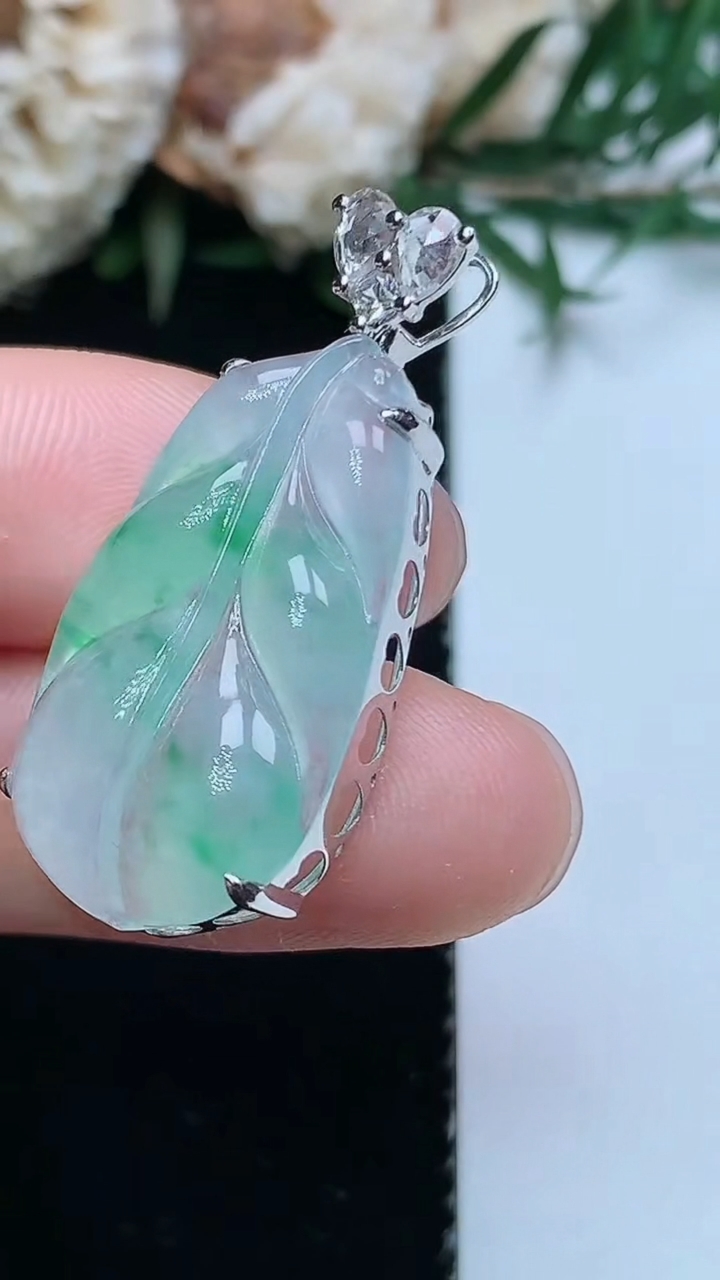 天然A货翡翠金枝玉叶 叶子吊坠，尺寸26-15-7.3，重量:3.60g
3月31日