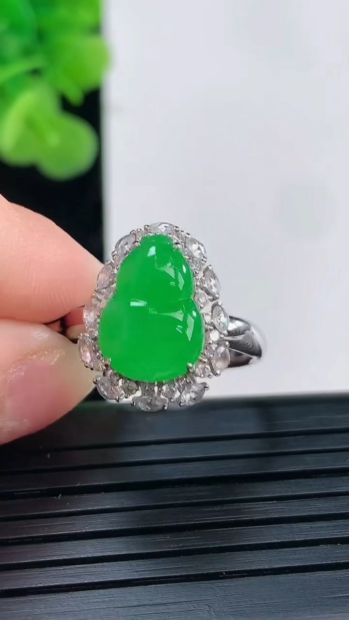 天然A货翡翠葫芦戒指尺寸17.7-16.5-13.4裸石12.6-8.7重量:4.19g2026年3月31日
工厂直销收藏佳品,种好水足，色泽均匀，有种有色，上手高大气！