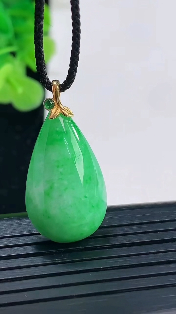 天然A货翡翠水滴吊坠尺寸26.2-15.2-7.1重量:4.77g
3月31日