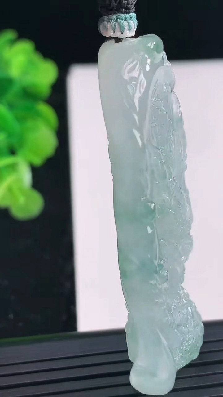 天然A货翡翠种飘花龙牌吊坠尺寸58.4-30.6-11.3重量:39.79g
3月31日