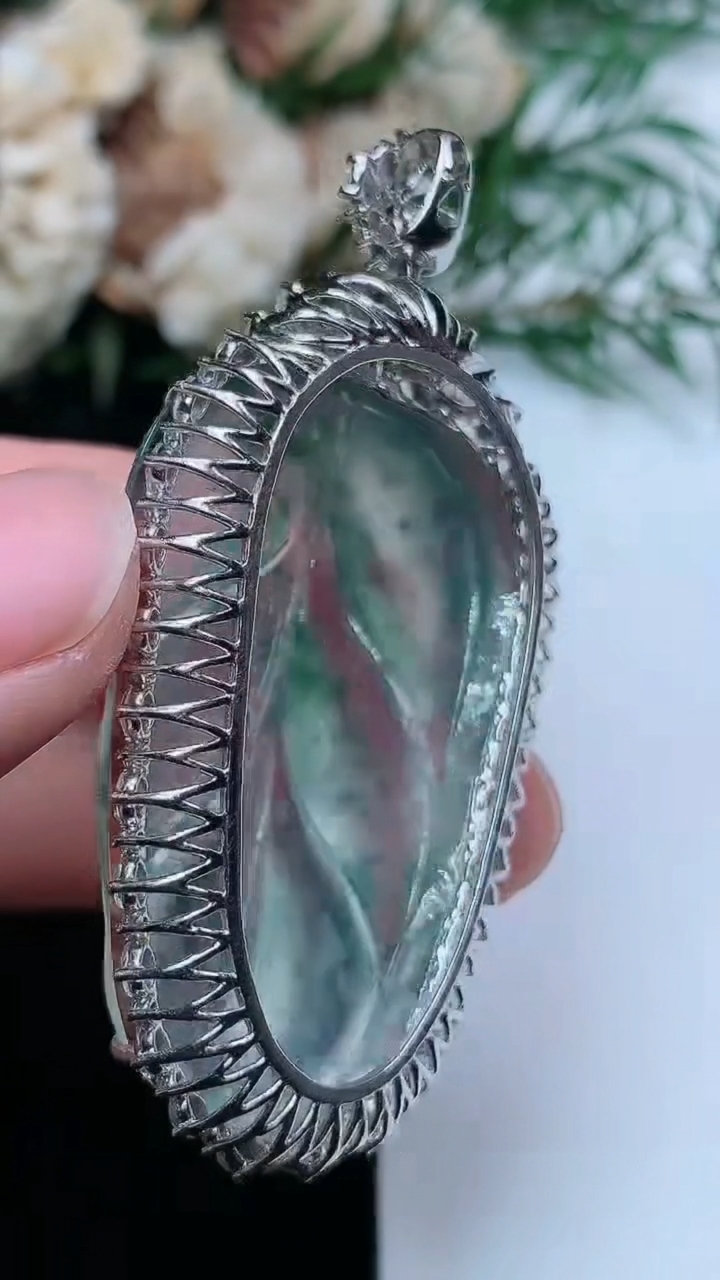 天然A货翡翠飘花金枝玉叶 叶子吊坠，尺寸54.9-28-10.8，裸石39-24.4，重量:12.69g
3月31日