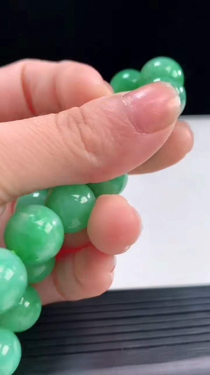 天然A货翡翠圆珠手串尺寸12.2-17颗重量:55.40g3月31日
工厂直销收藏佳品,种好水足，色泽均匀，有种有色，上手高大气！