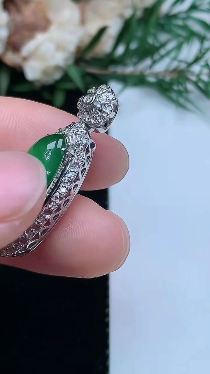 天然A货翡翠福豆吊坠，尺寸30.4-12-9.3，裸石18.5-9，重量:4.54g
3月31日