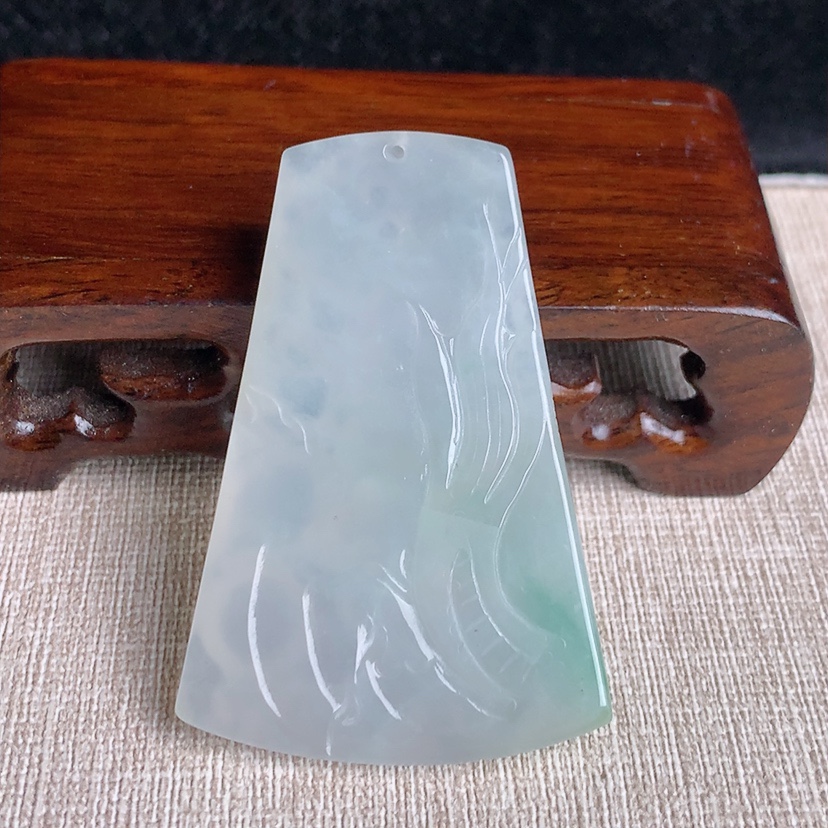 天然A货翡翠飘绿龙牌吊坠 
尺寸54-36.8-5.8mm 重量21.66g 0329