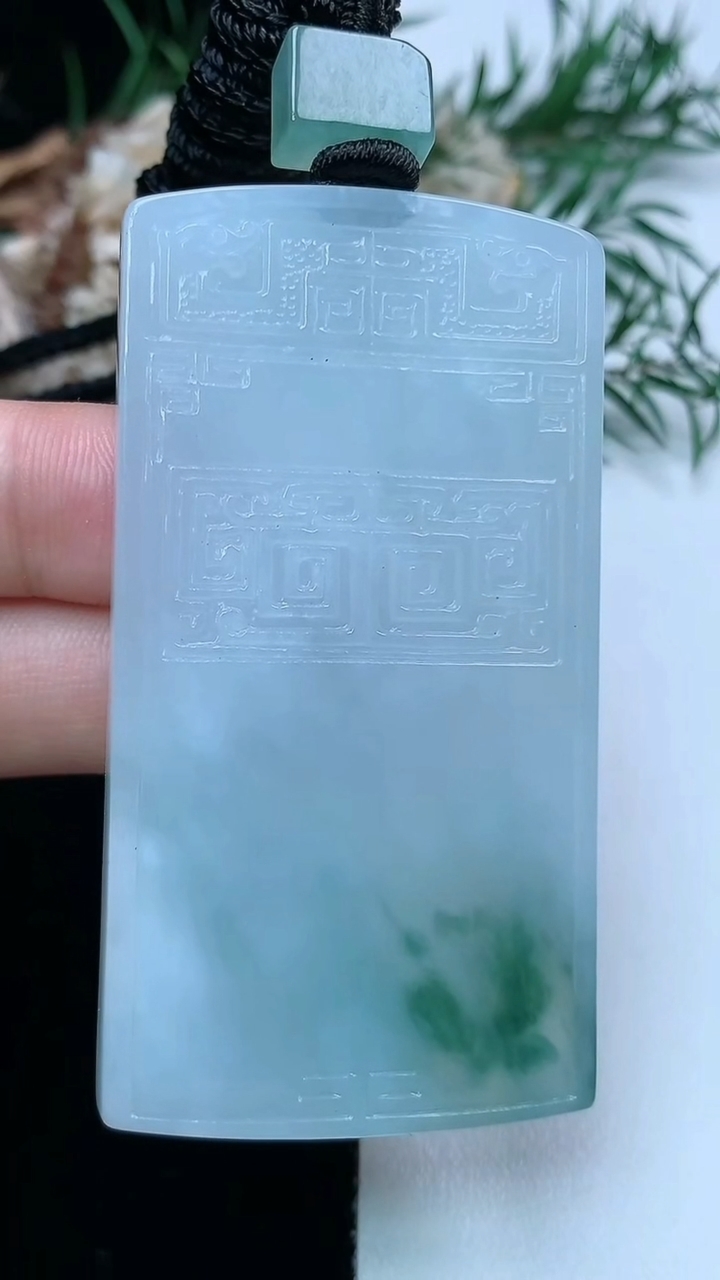 天然A货翡翠飘花仿古无事牌吊坠，尺寸60.6-32.5-5.6，重量:40.02g
3月31日