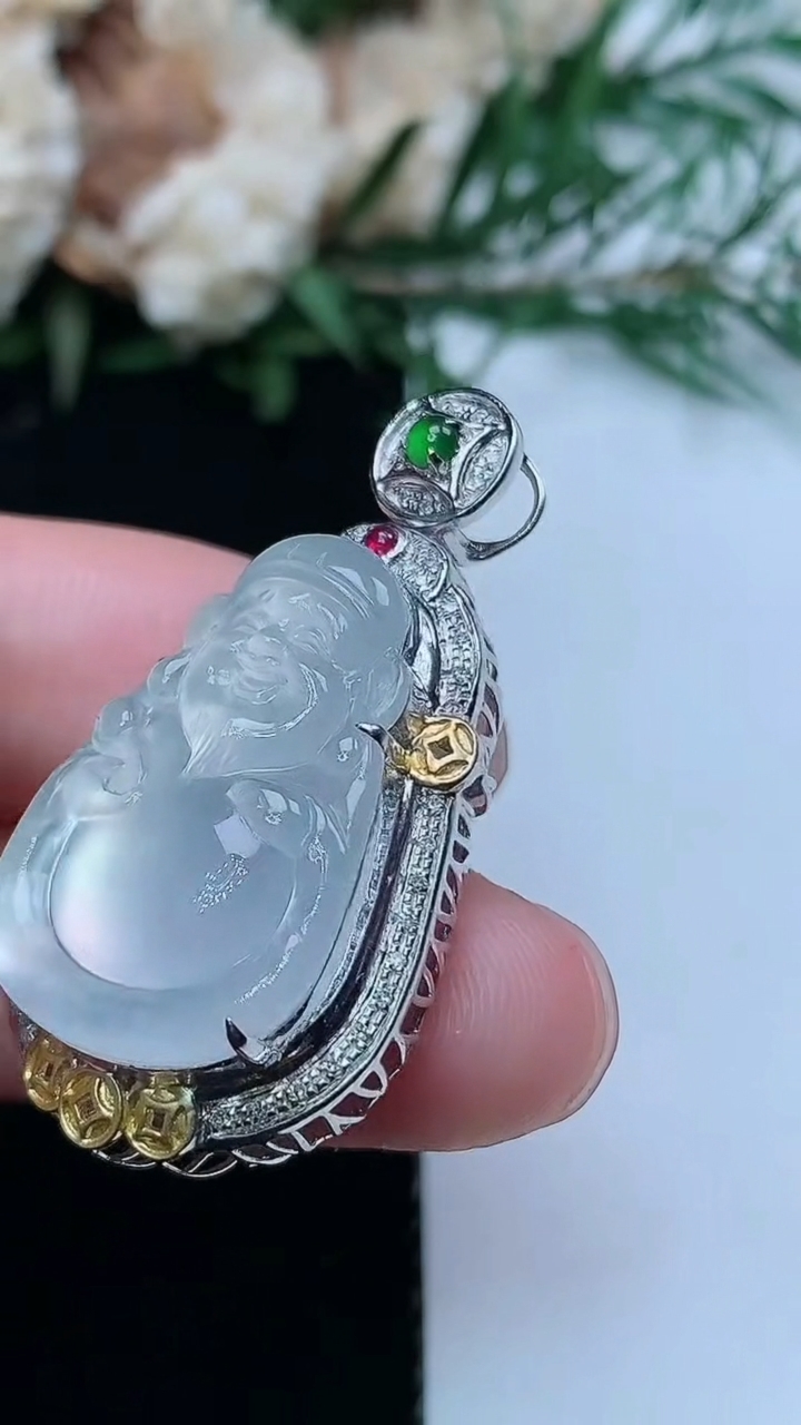 天然A货翡翠白冰财神爷吊坠，尺寸35.3-19-10.3，裸石22.8-15.4，重量:6.00g
3月31日