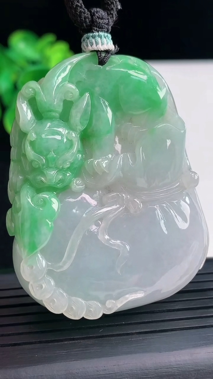 天然A货翡翠貔貅 钱袋吊坠尺寸55.7-44.2-15.7重量:64.57g
3月31日