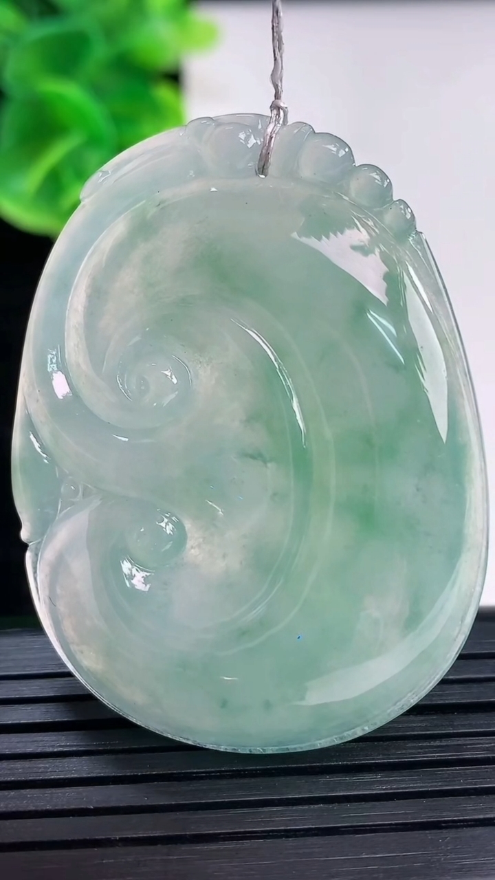 天然A货翡翠冰种飘花如意吊坠尺寸48.8-36.6-6.1重量:20.46g
3月31日