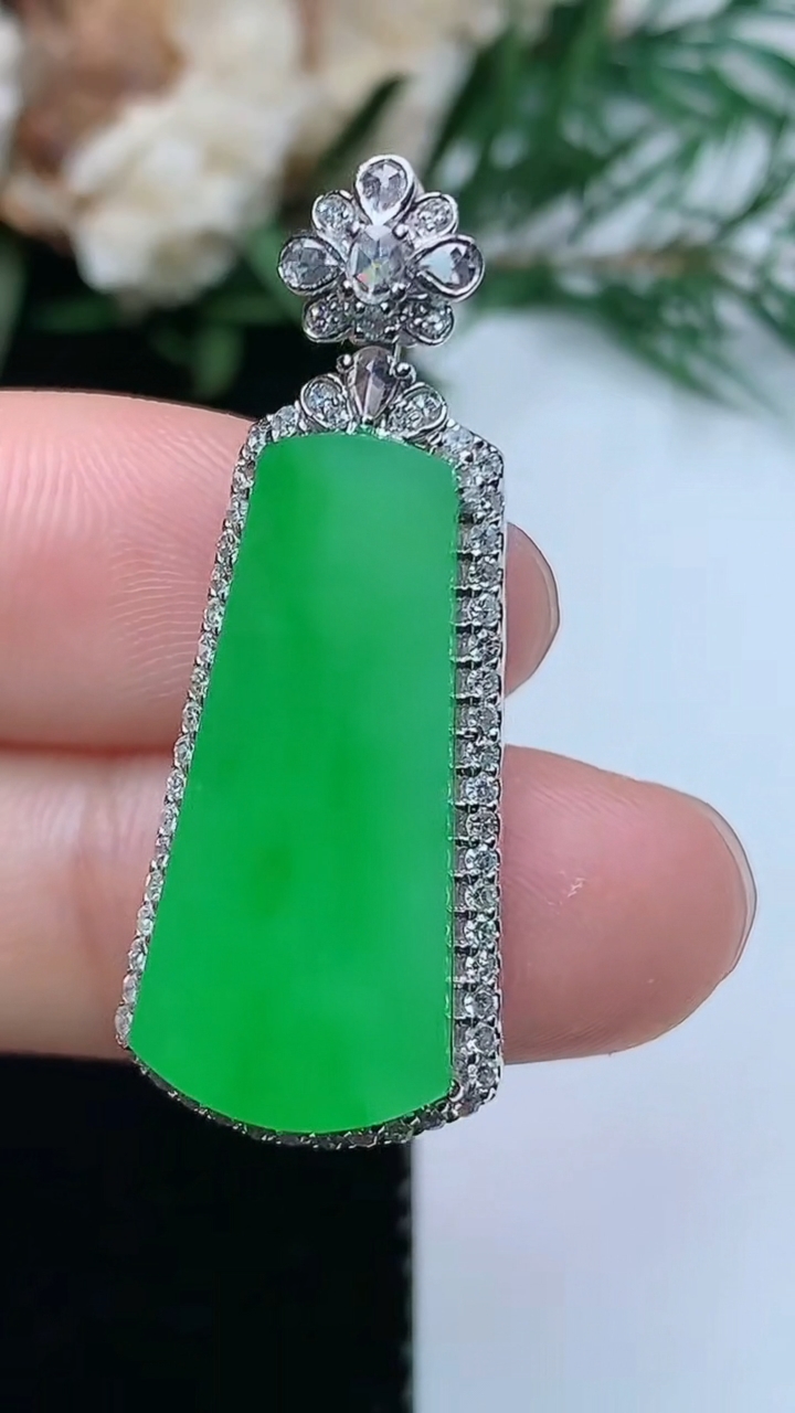 天然A货翡翠无事牌吊坠，尺寸35.3-14-6.8，裸石24.2-11，重量:4.36g
3月31日