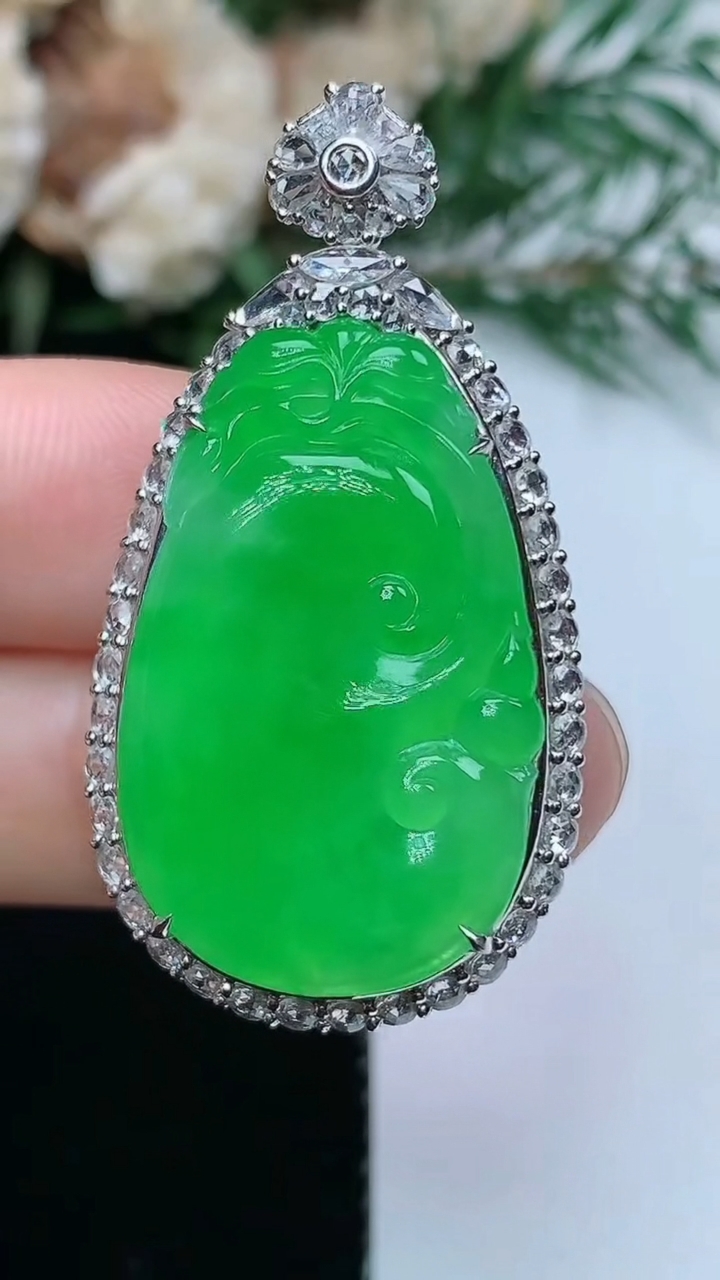 天然A货翡翠如意吊坠，尺寸40.5-21.5-9.6，裸石27.8-17.8，重量:9.46g
3月31日