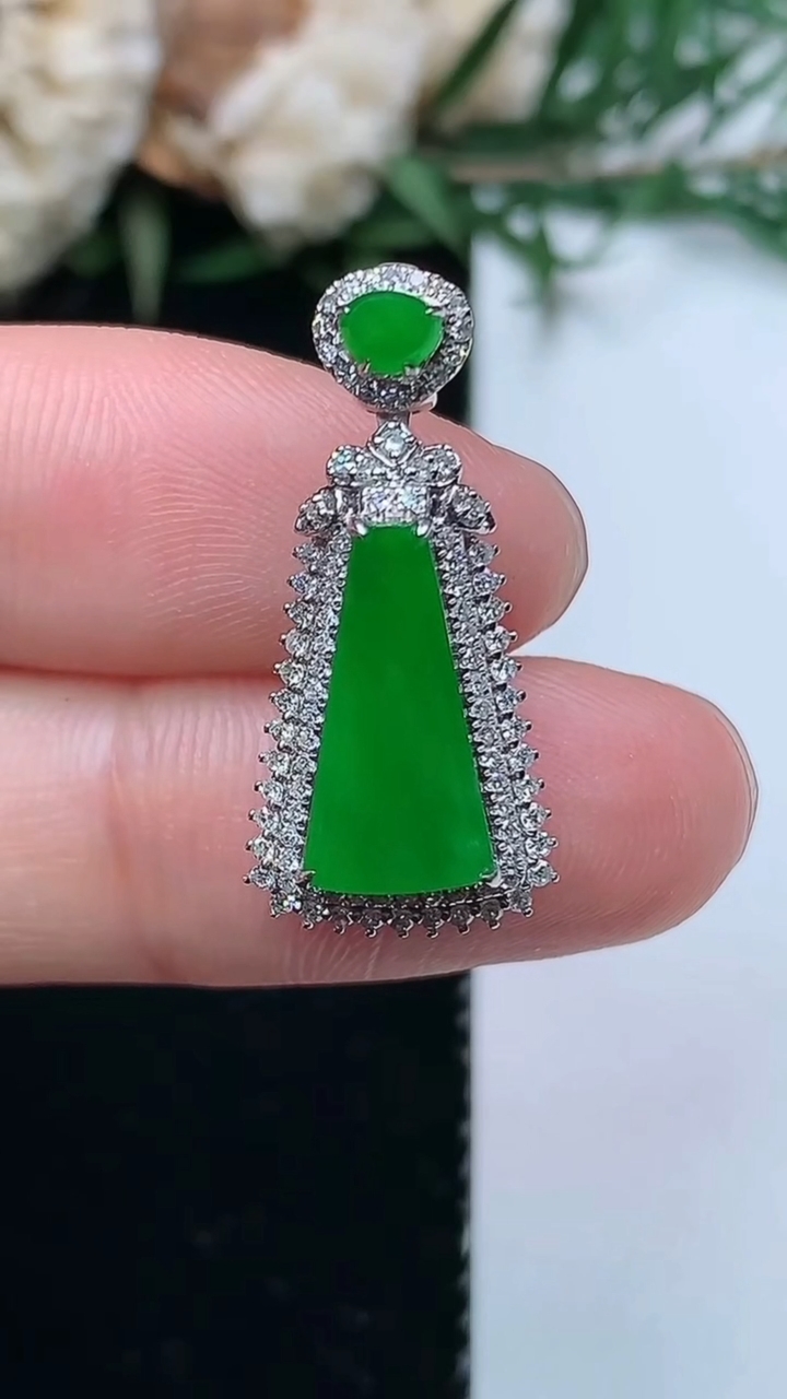 天然A货翡翠无事牌吊坠，尺寸24.6-11.6-7.9
3月31日