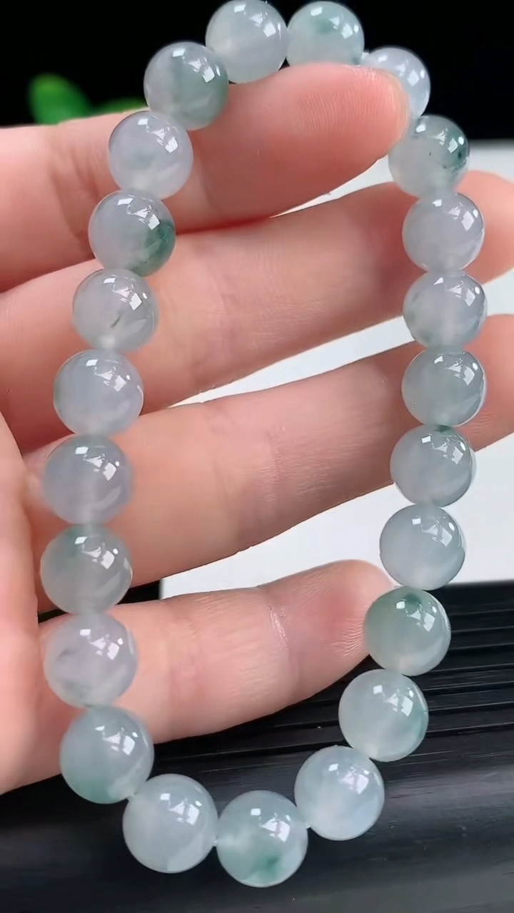 天然A货翡翠种飘花圆珠手串尺寸8-23颗重量:20.64g3月31日
工厂直销收藏佳品,种好水足，色泽均匀，有种有色，上手高大气！