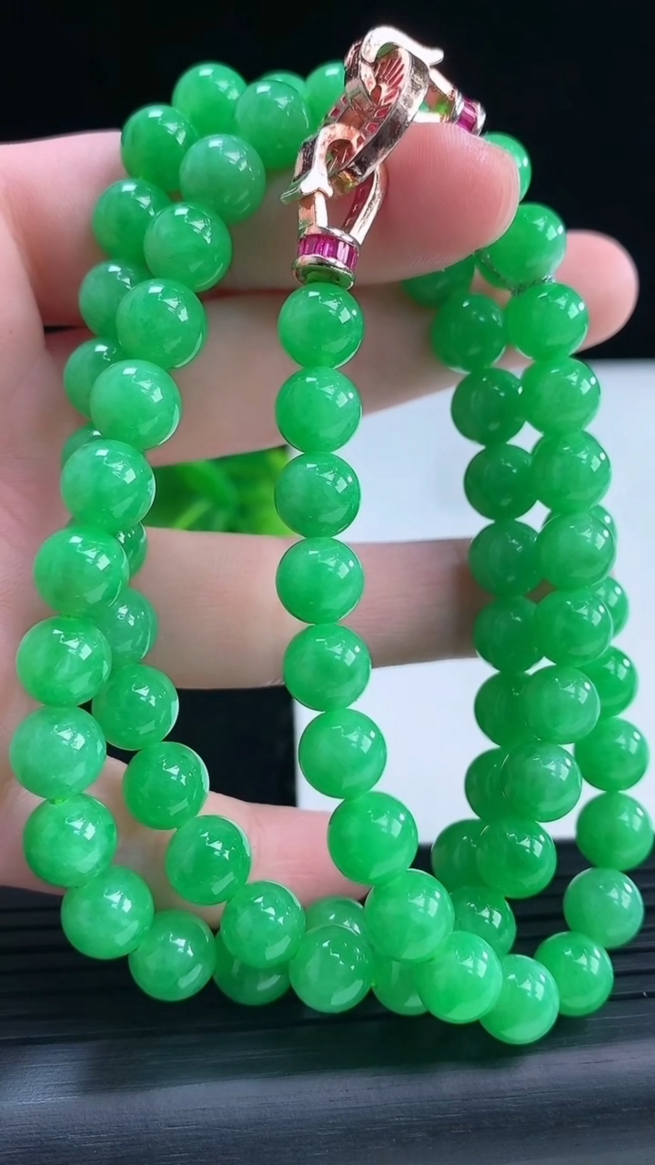 天然A货翡翠圆珠项链尺寸7.6-76颗重量:63.50g3月31日
工厂直销收藏佳品,种好水足，色泽均匀，有种有色，上手高大气！