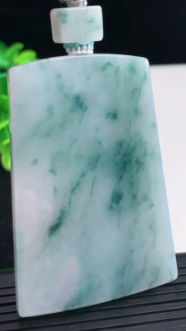 天然A货翡翠飘花无事牌吊坠尺寸57.4-39.9-9.9重量:46.34g
3月31日