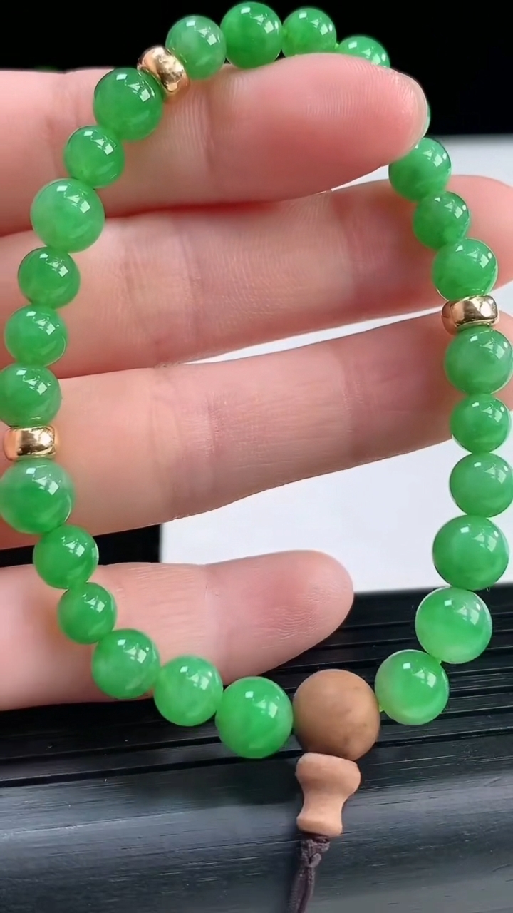 天然A货翡翠圆珠手串尺寸6.2-26颗重量:12.48g3月31日
工厂直销收藏佳品,种好水足，色泽均匀，有种有色，上手高大气！