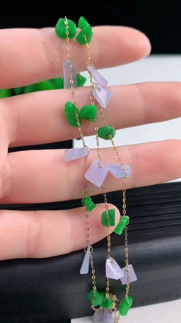 天然A货翡翠双彩原石手链尺寸8.4-4.3-2.7重量:5.07g
3月31日