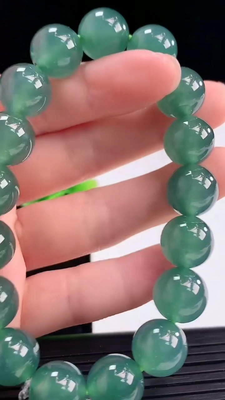 天然A货翡翠圆珠手串尺寸11.6-17颗重量:48.11g3月31日
工厂直销收藏佳品,种好水足，色泽均匀，有种有色，上手高大气！