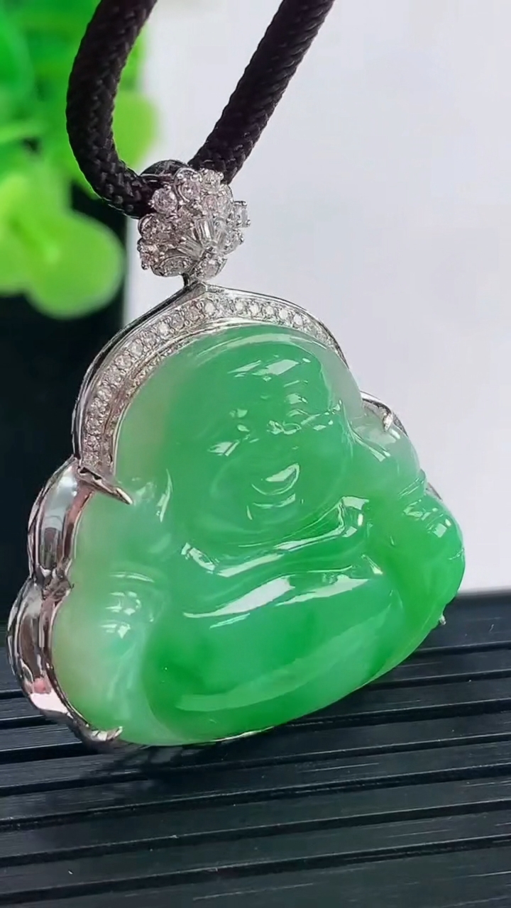 天然A货翡翠佛公吊坠尺寸35.2-29.9-8.7裸石24-26.7重量:7.53g
3月31日