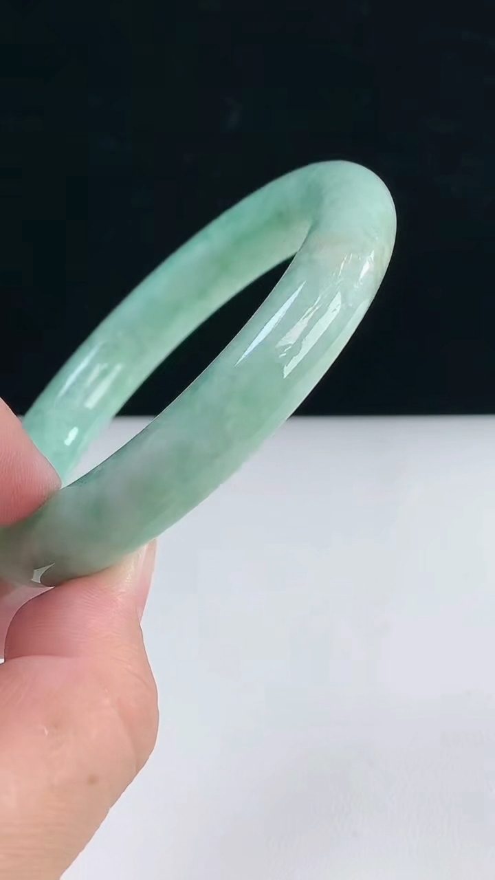 圈口56-57翡翠a货圆条手镯尺寸57-11.4重:74.64g 873月31日