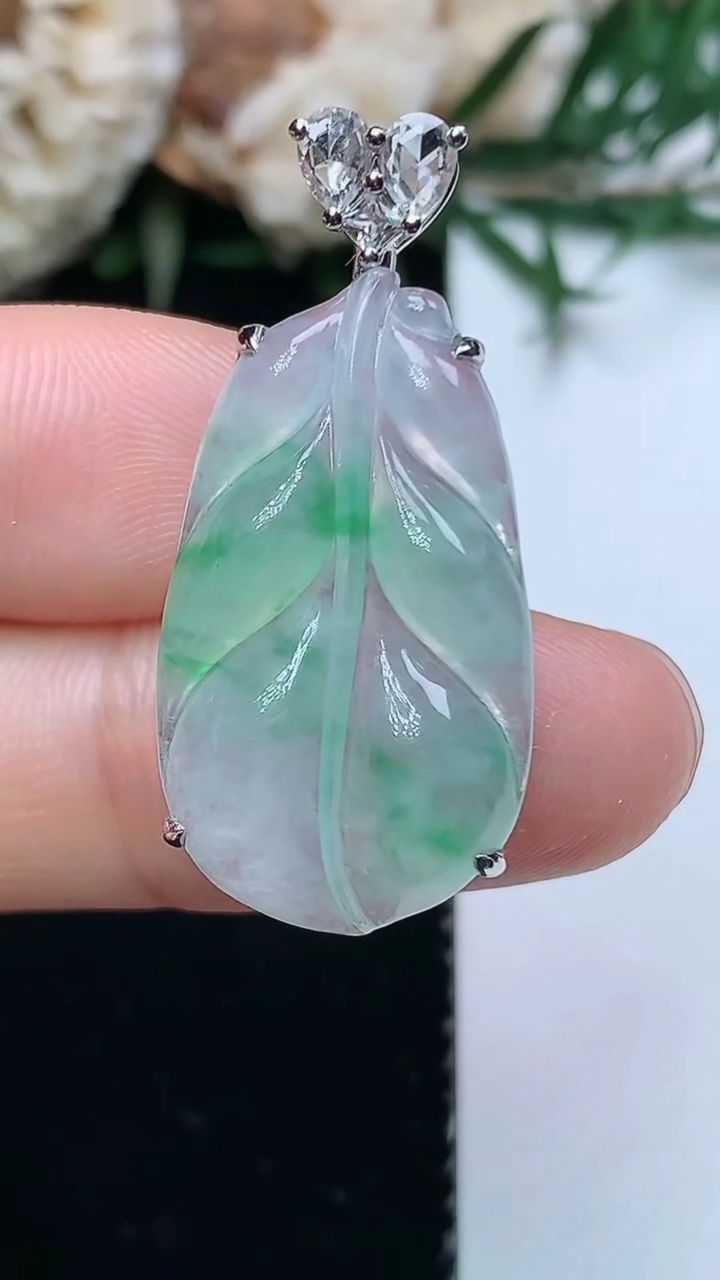 天然A货翡翠金枝玉叶 叶子吊坠，尺寸26-15-7.3，重量:3.60g
3月31日