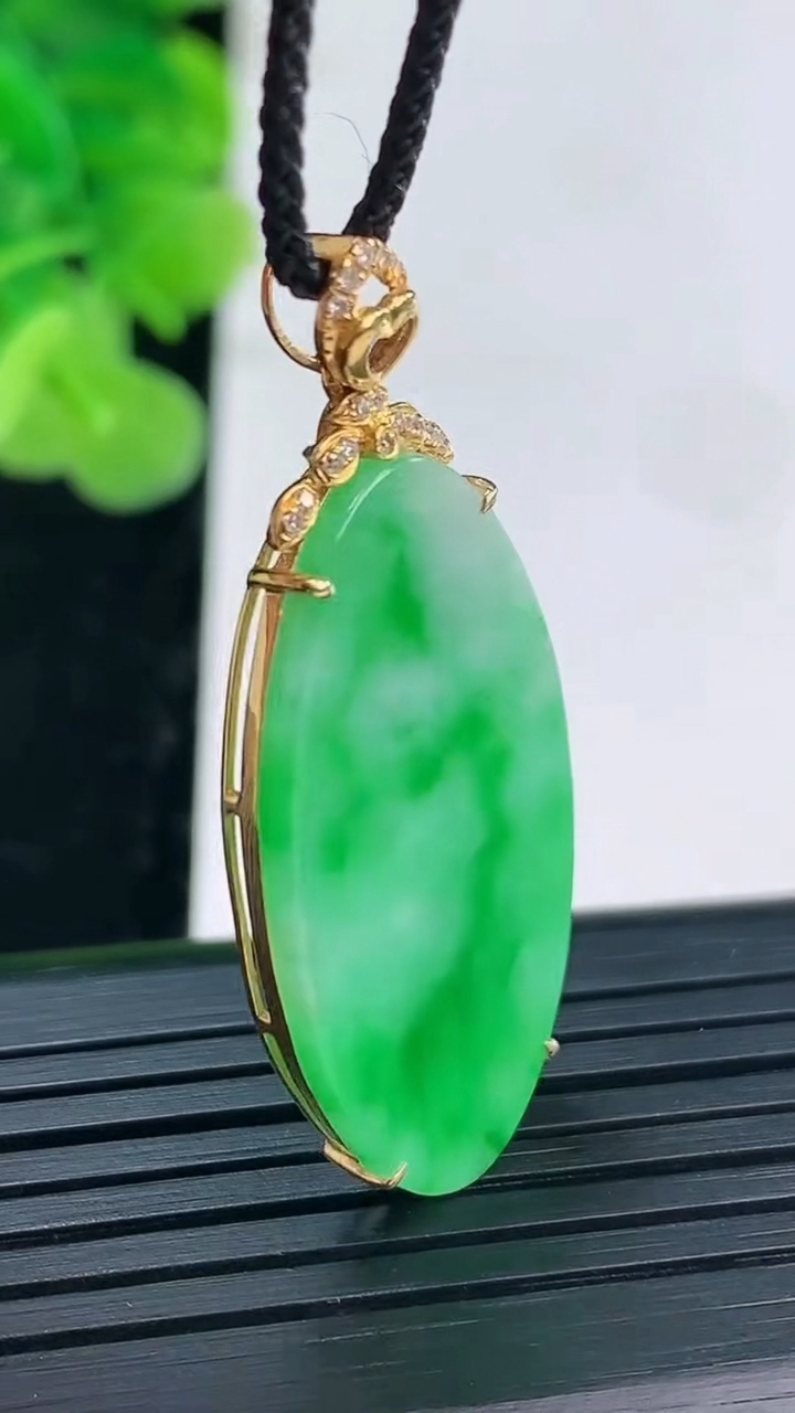 天然A货翡翠无事牌吊坠尺寸39.8-31.6-18-3重量:3.44g
3月31日