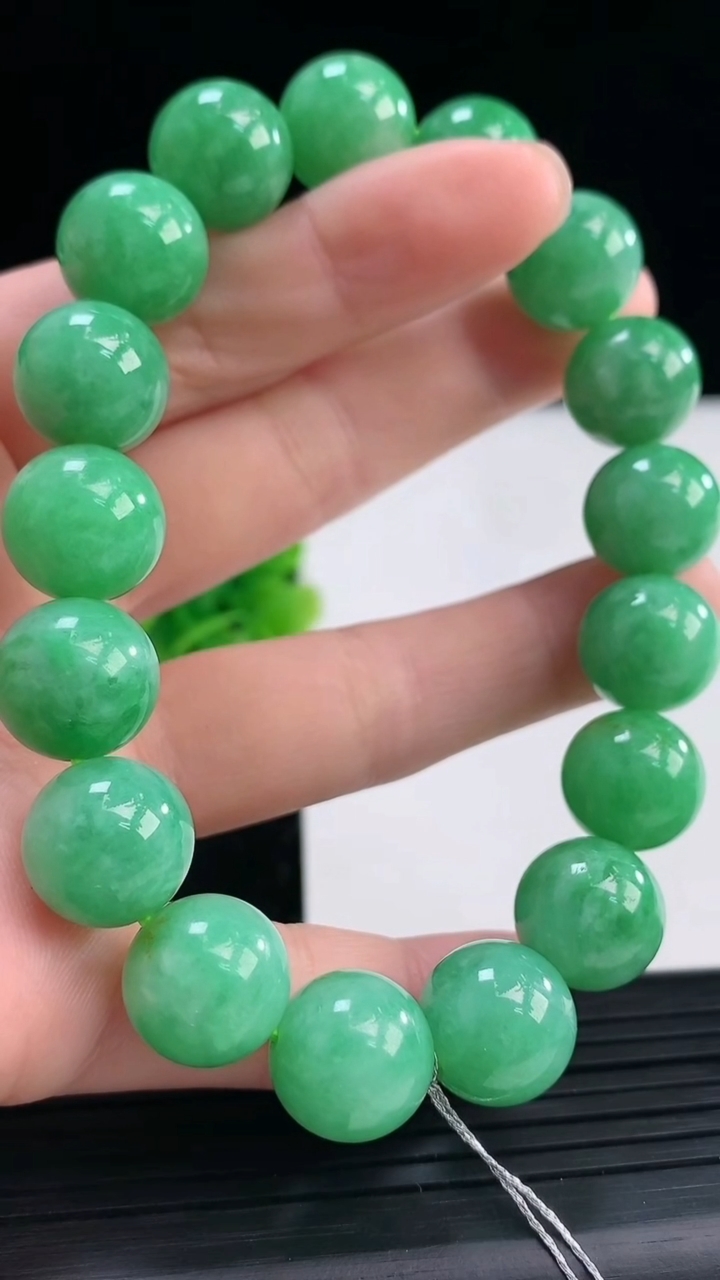 天然A货翡翠圆珠手串尺寸12.2-17颗重量:55.40g3月31日
工厂直销收藏佳品,种好水足，色